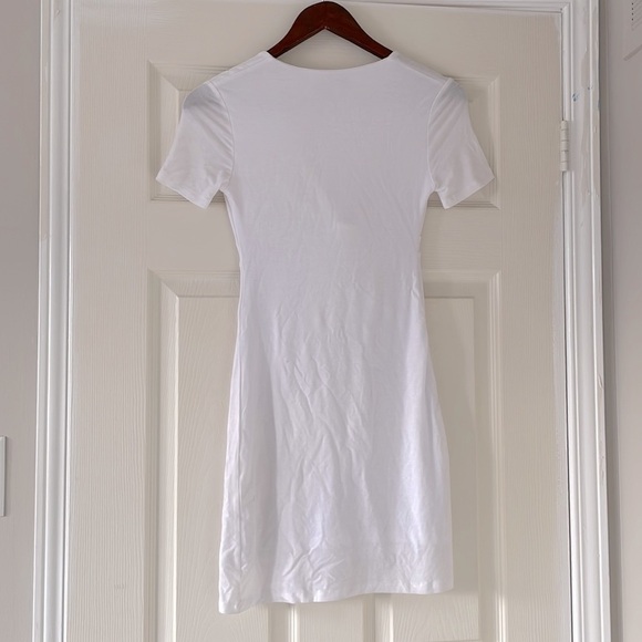 OLIVACEOUS Short Sleeve Twist Front Mini Dress Size Small - Picture 2 of 7